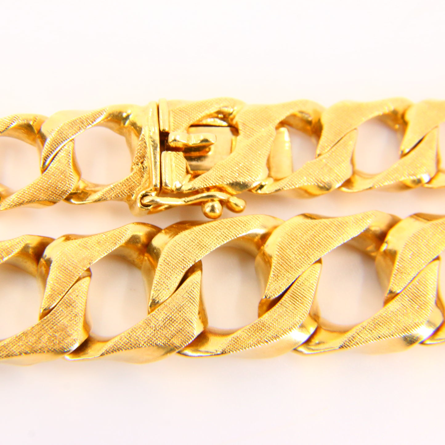 Vintage 18ct Gold Tapered Textured 17 inch Chain Necklace – Hallmarked, Boxed
