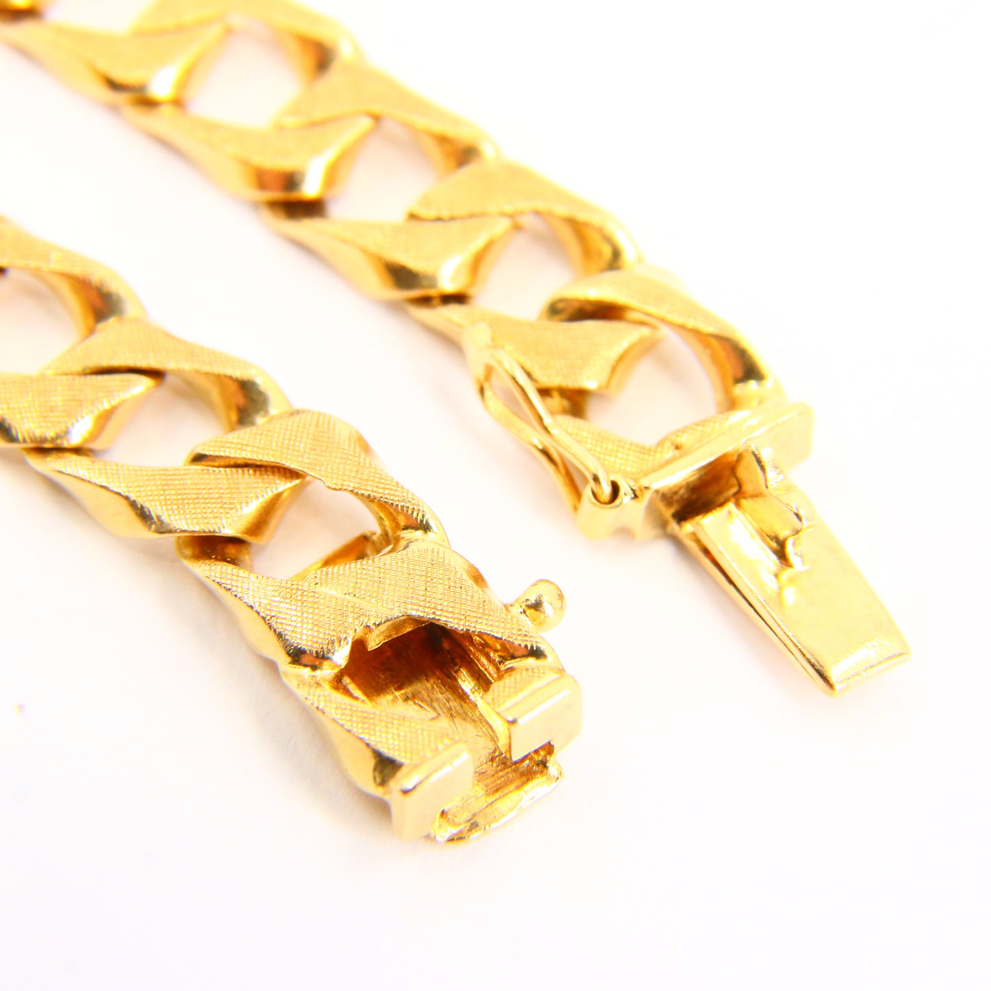 Vintage 18ct Gold Tapered Textured 17 inch Chain Necklace – Hallmarked, Boxed