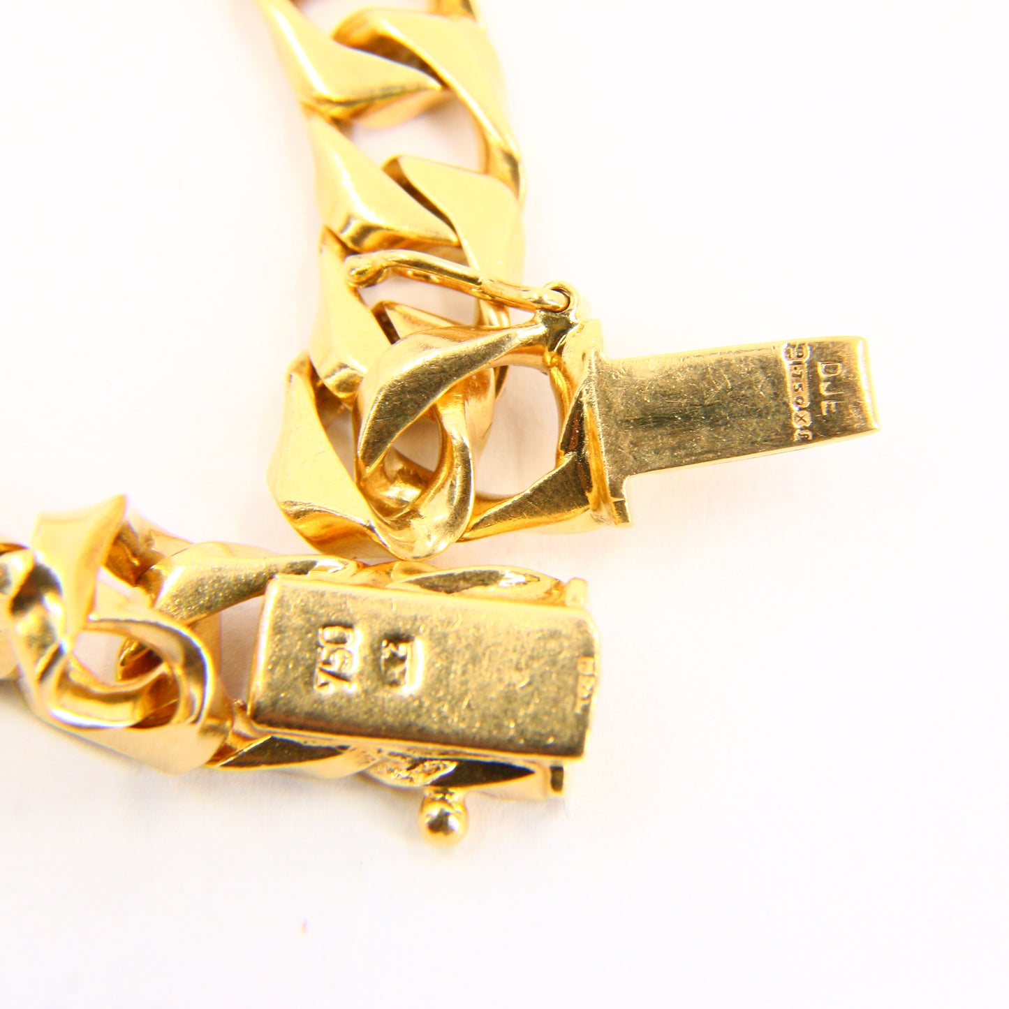 Vintage 18ct Gold Tapered Textured 17 inch Chain Necklace – Hallmarked, Boxed