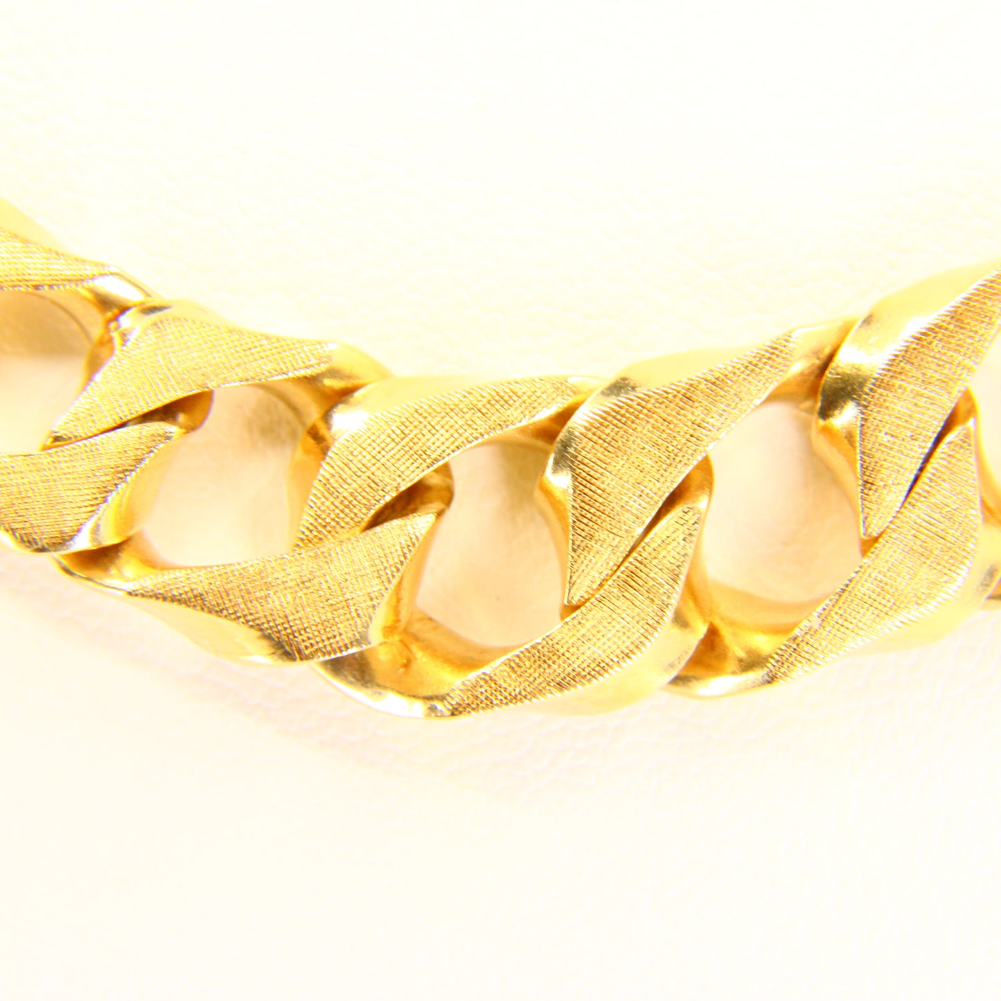 Vintage 18ct Gold Tapered Textured 17 inch Chain Necklace – Hallmarked, Boxed