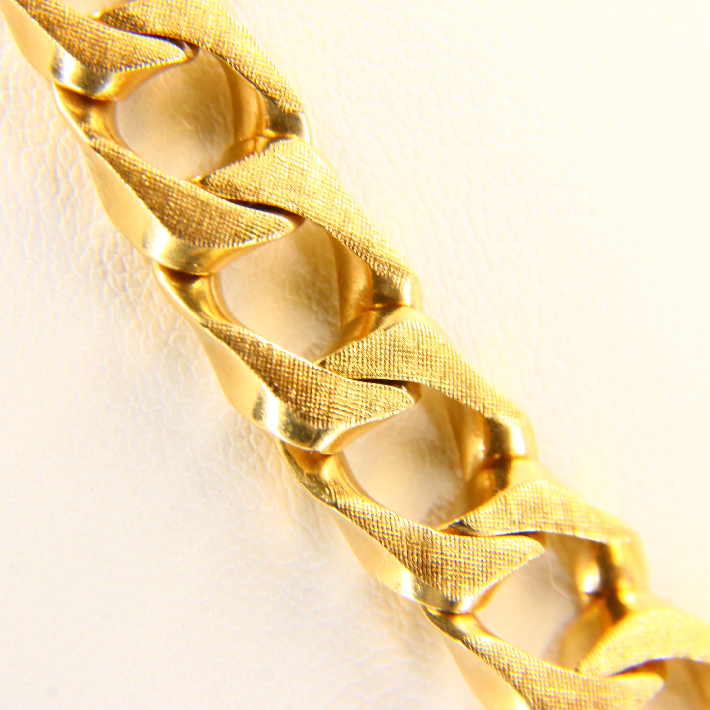 Vintage 18ct Gold Tapered Textured 17 inch Chain Necklace – Hallmarked, Boxed