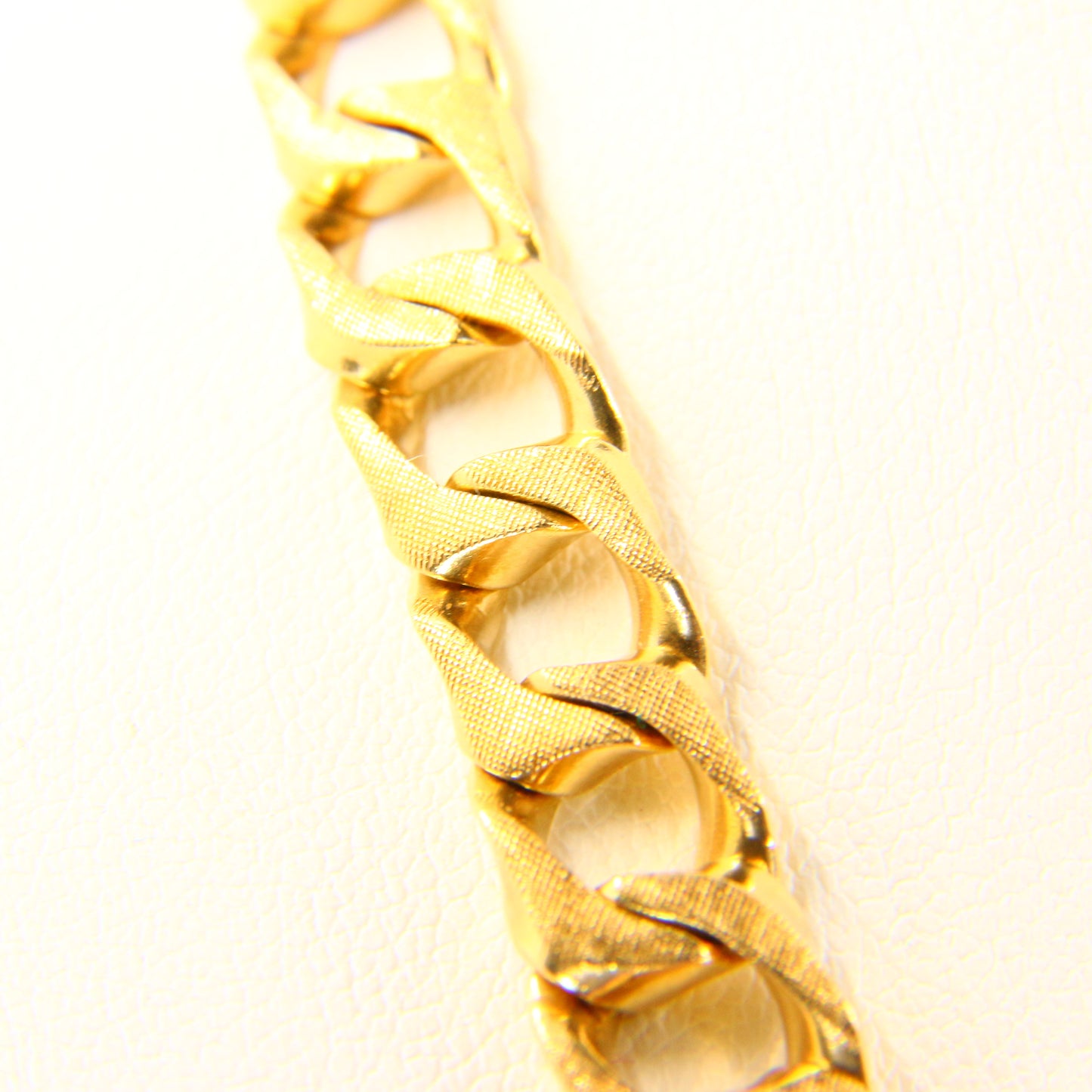Vintage 18ct Gold Tapered Textured 17 inch Chain Necklace – Hallmarked, Boxed
