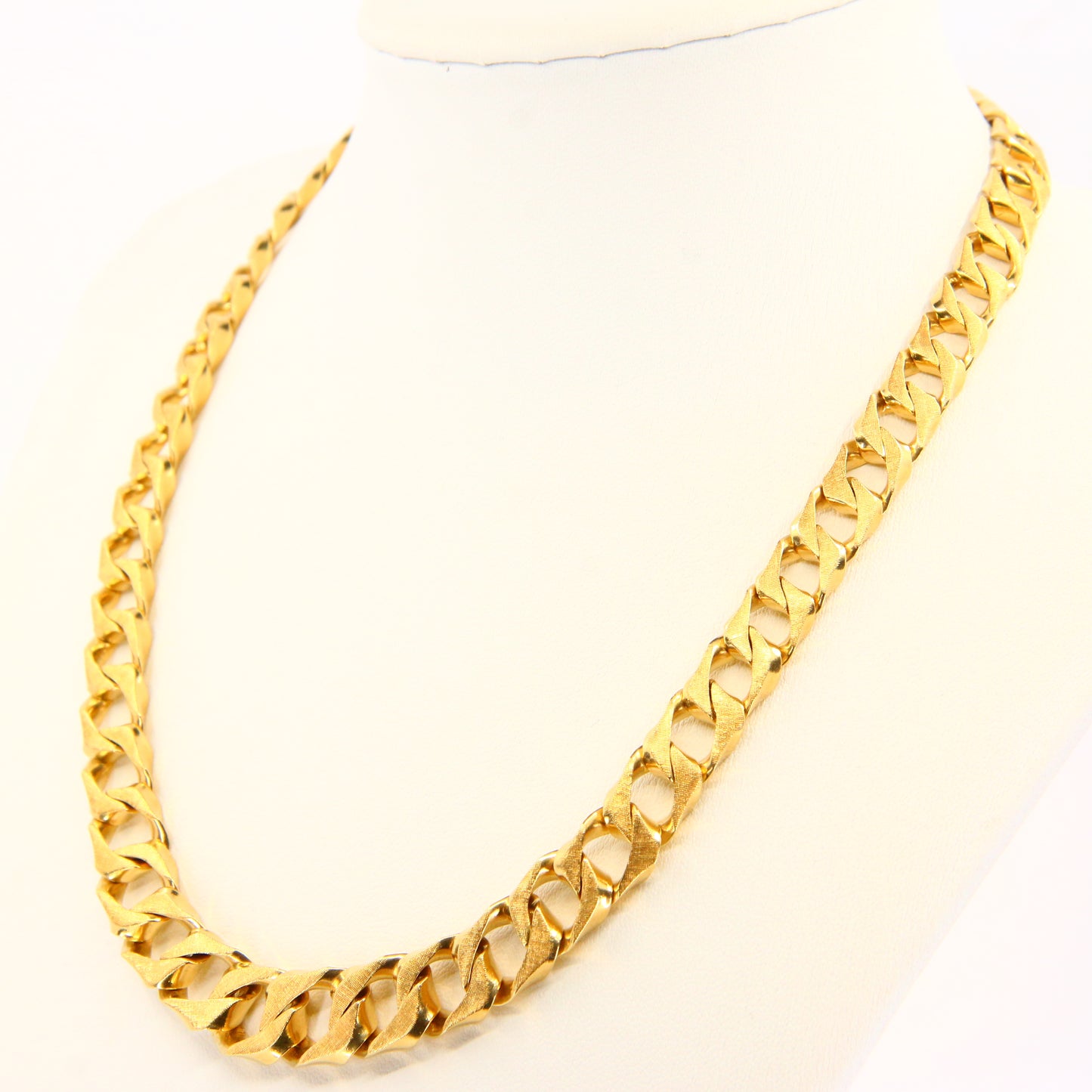 Vintage 18ct Gold Tapered Textured 17 inch Chain Necklace – Hallmarked, Boxed