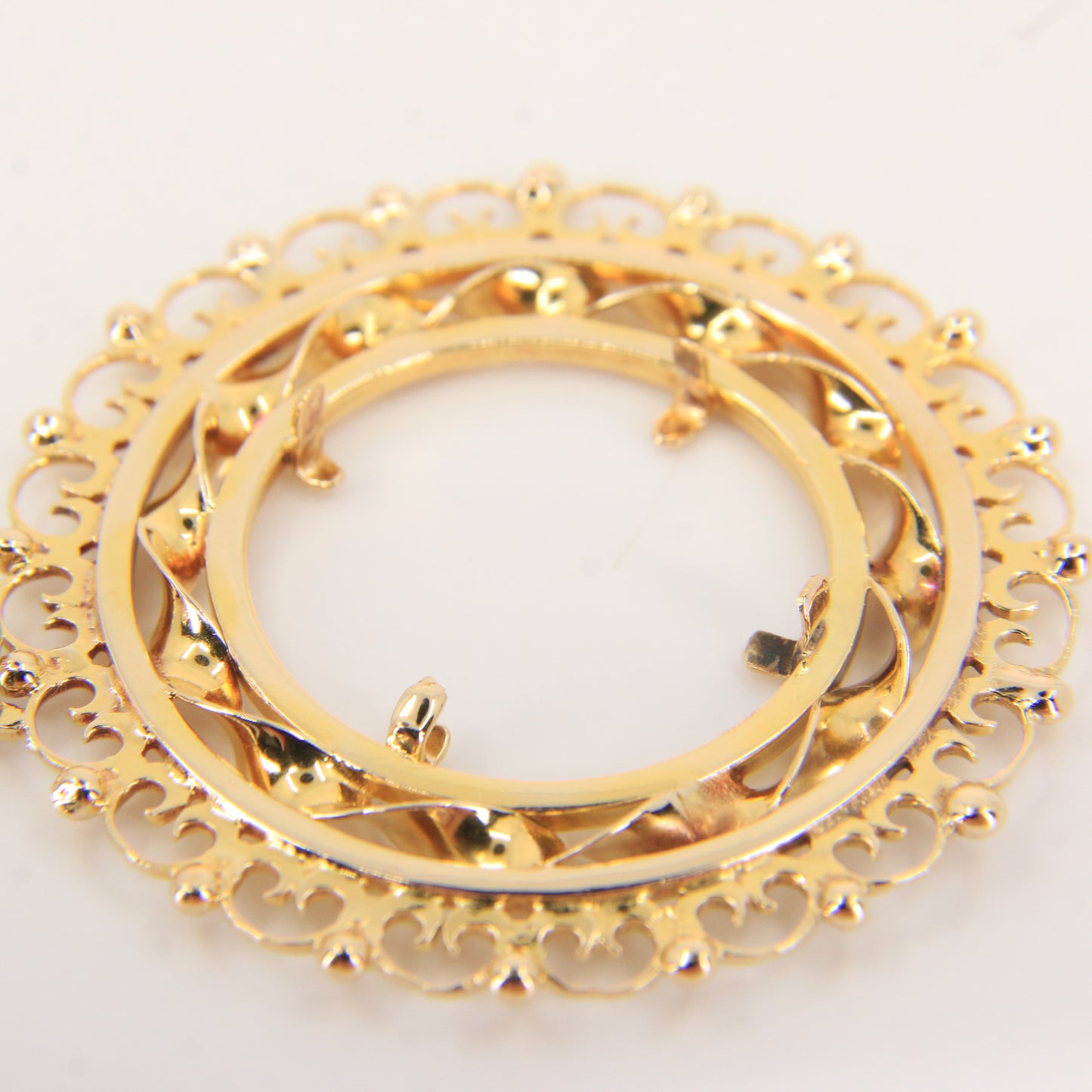 Vintage 9ct Hallmarked Gold Ornate Full Sovereign Display Pendant