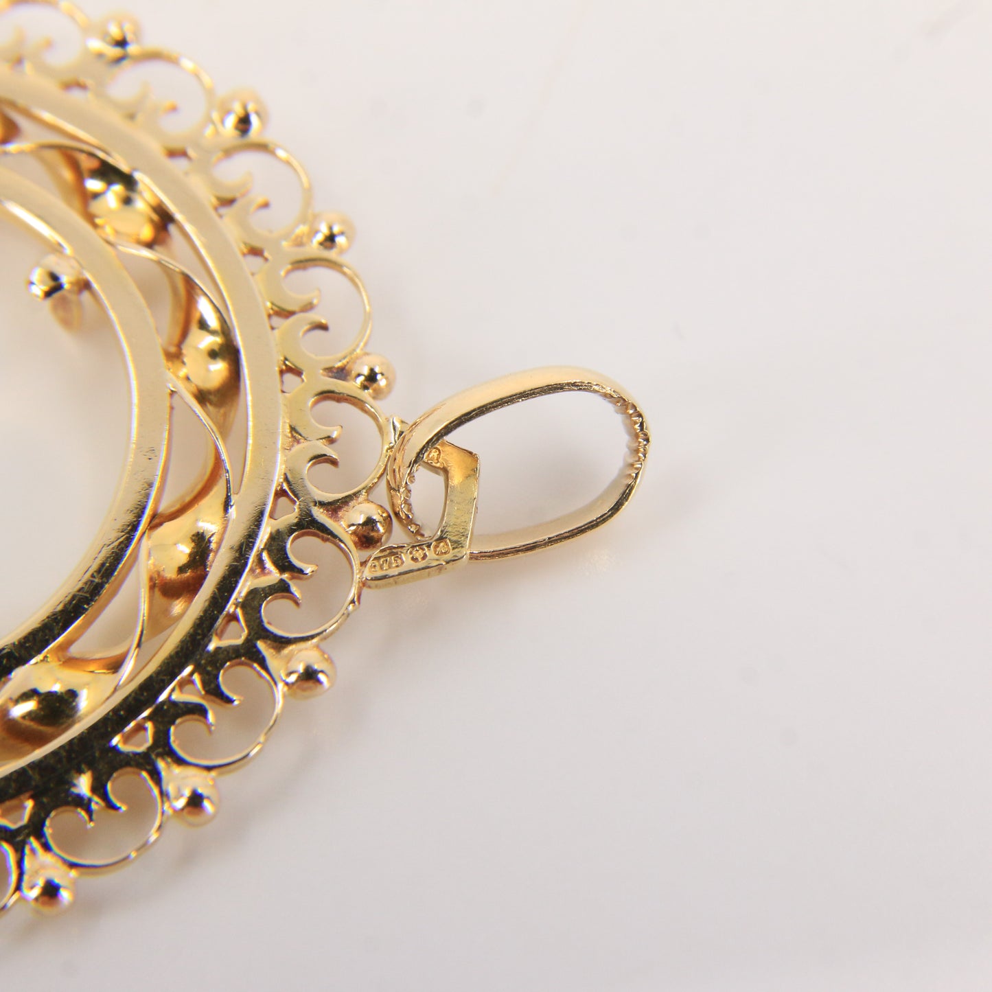 Vintage 9ct Hallmarked Gold Ornate Full Sovereign Display Pendant