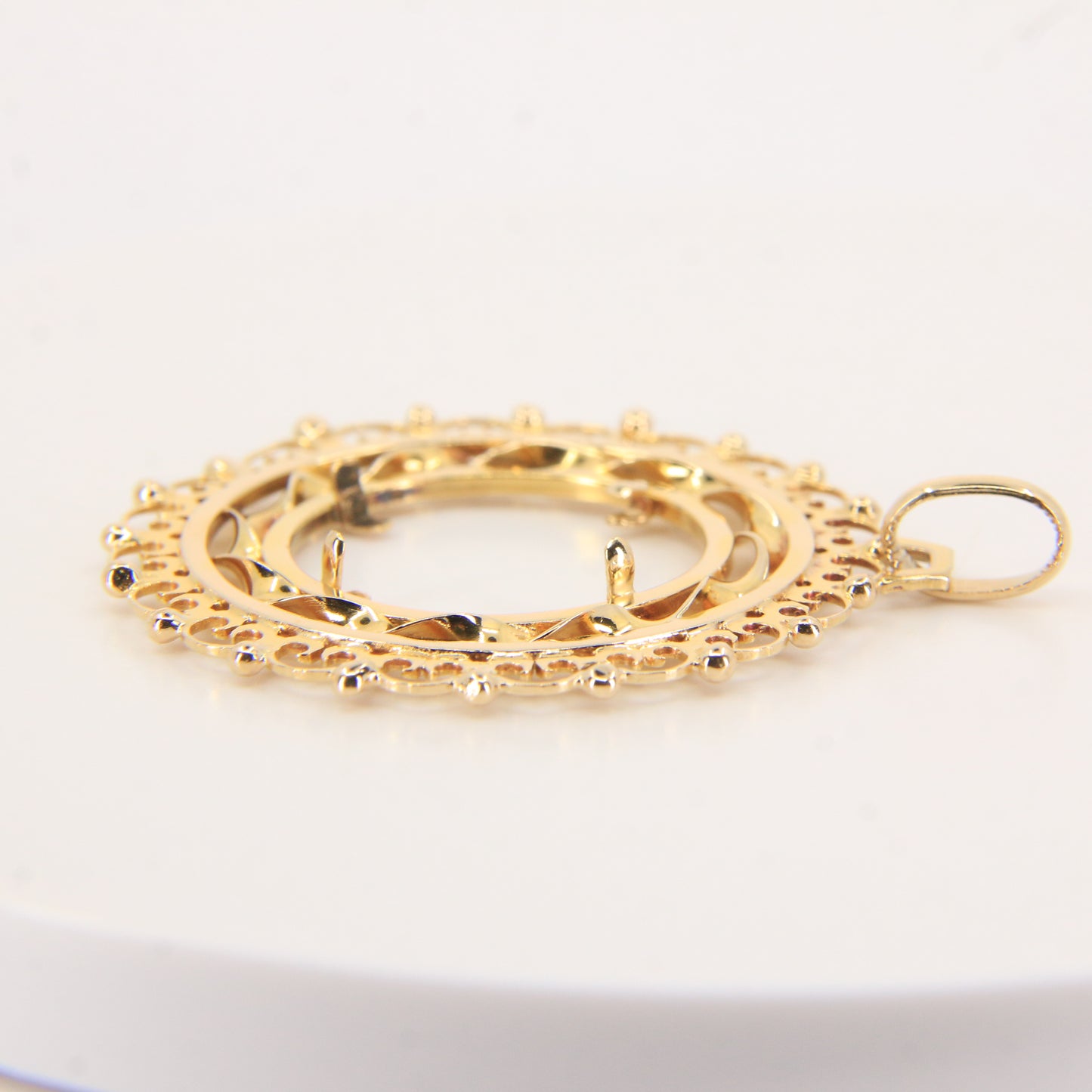 Vintage 9ct Hallmarked Gold Ornate Full Sovereign Display Pendant