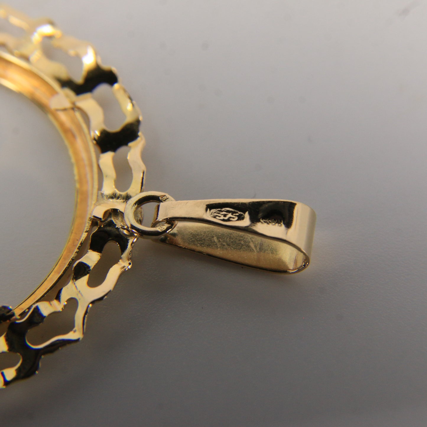 Vintage 9ct Gold Hallmarked Full Sovereign Coin Holder Pendant