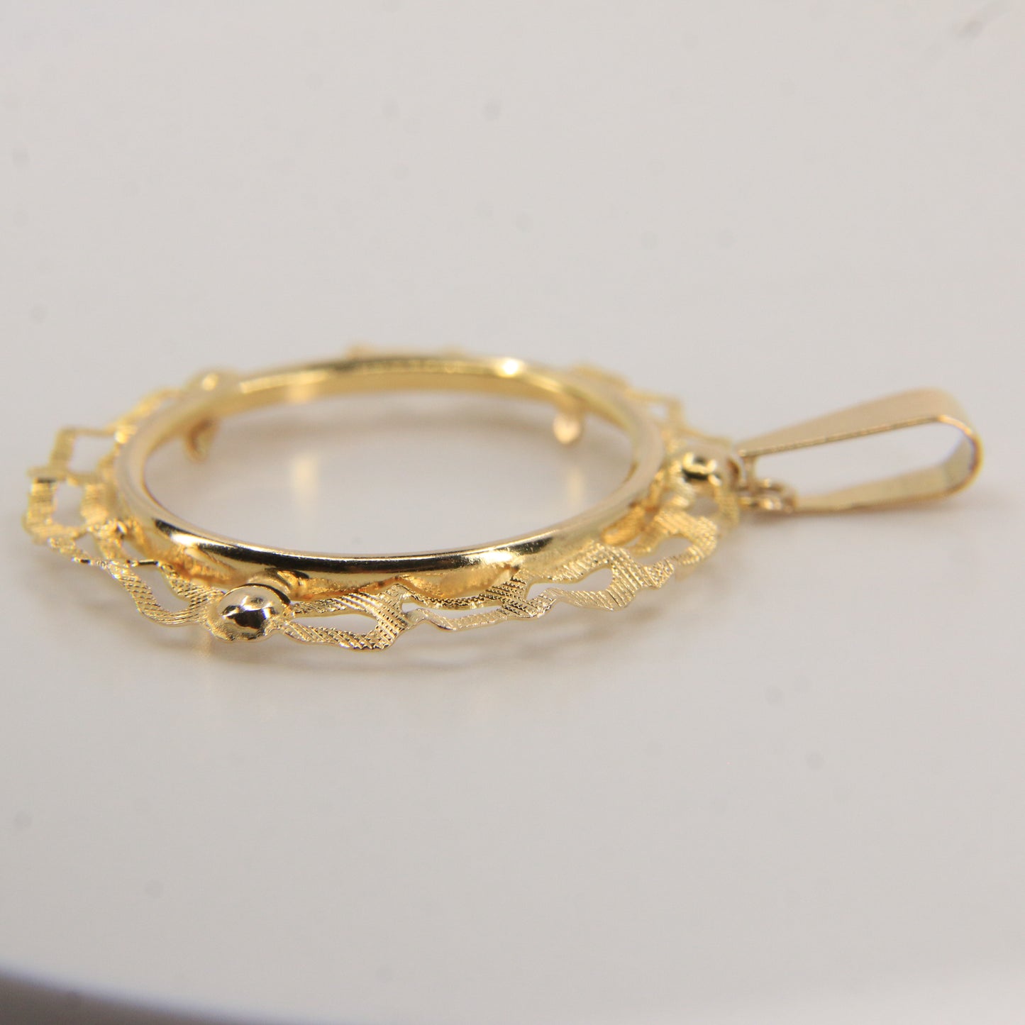 Vintage 9ct Gold Hallmarked Full Sovereign Coin Holder Pendant