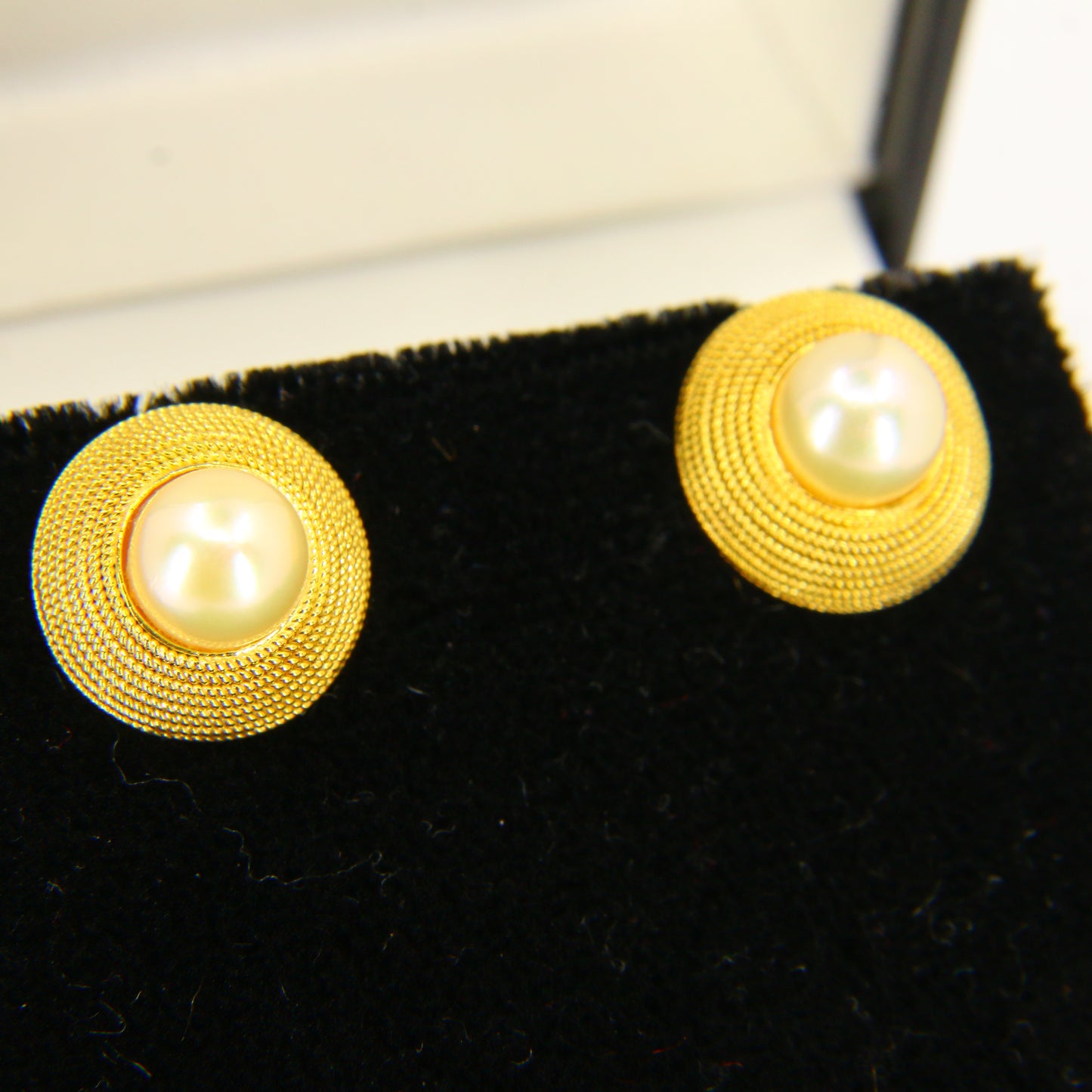 Vintage 18 Carat Pearl Gold Earrings Textured Round Earrings Hallmarked Boxed