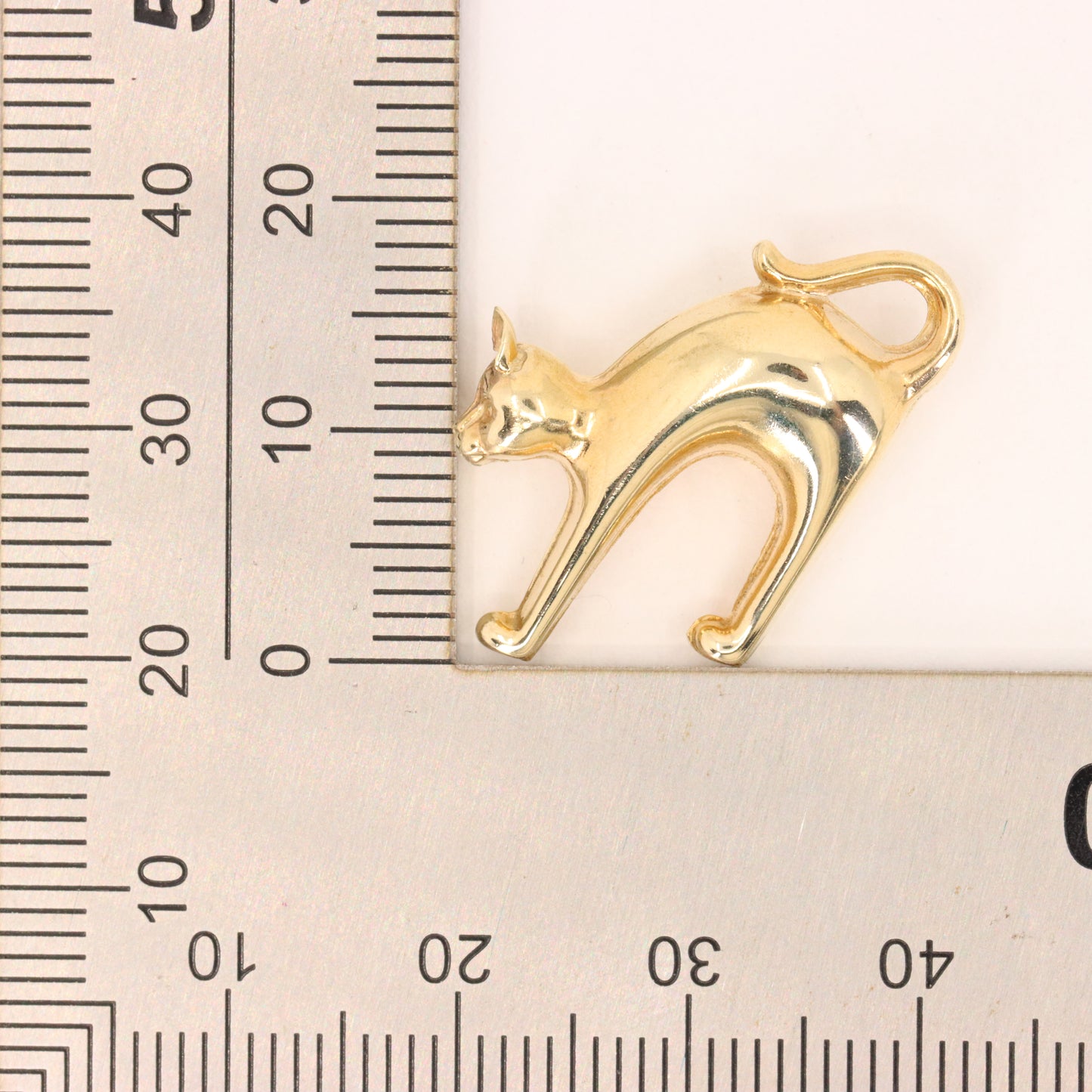 Vintage 9ct Hallmarked Yellow Gold Scaredy Cat Pendant Arched Back Animal Charm
