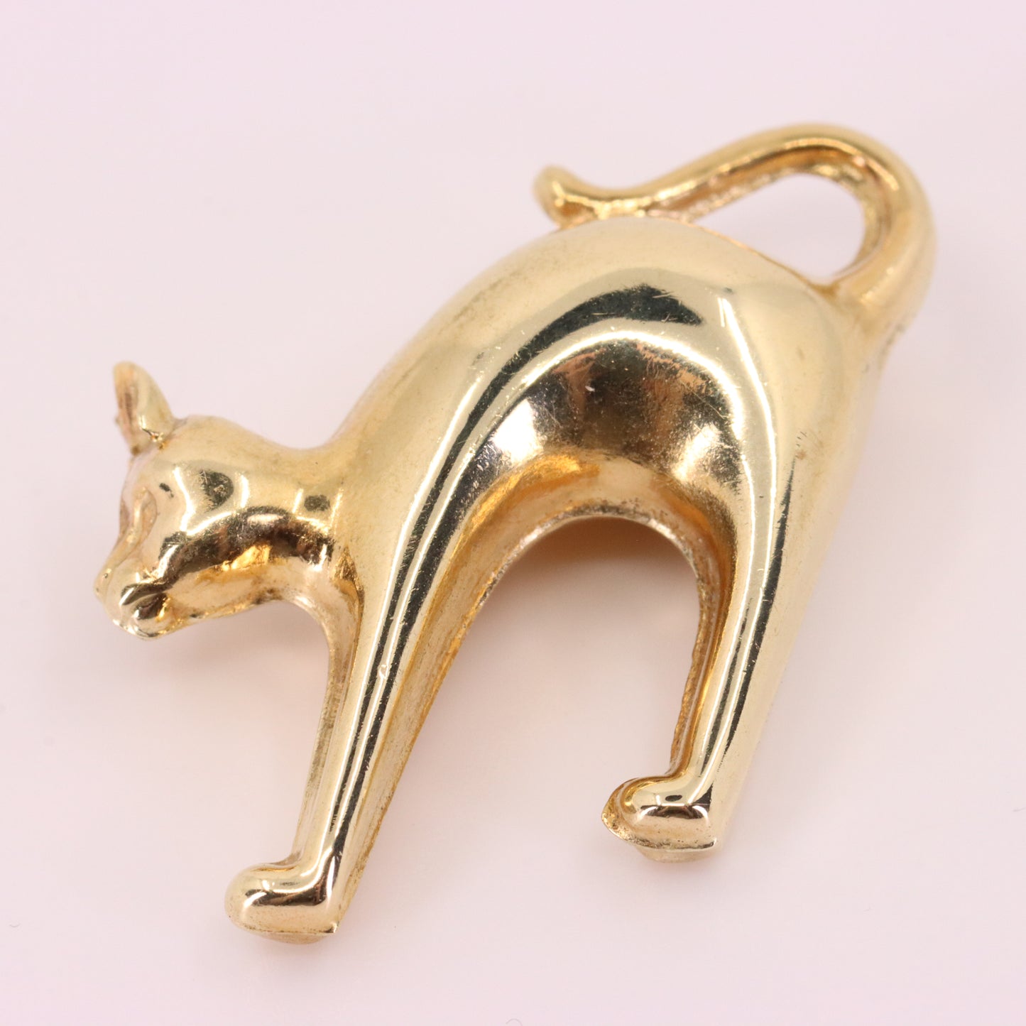 Vintage 9ct Hallmarked Yellow Gold Scaredy Cat Pendant Arched Back Animal Charm