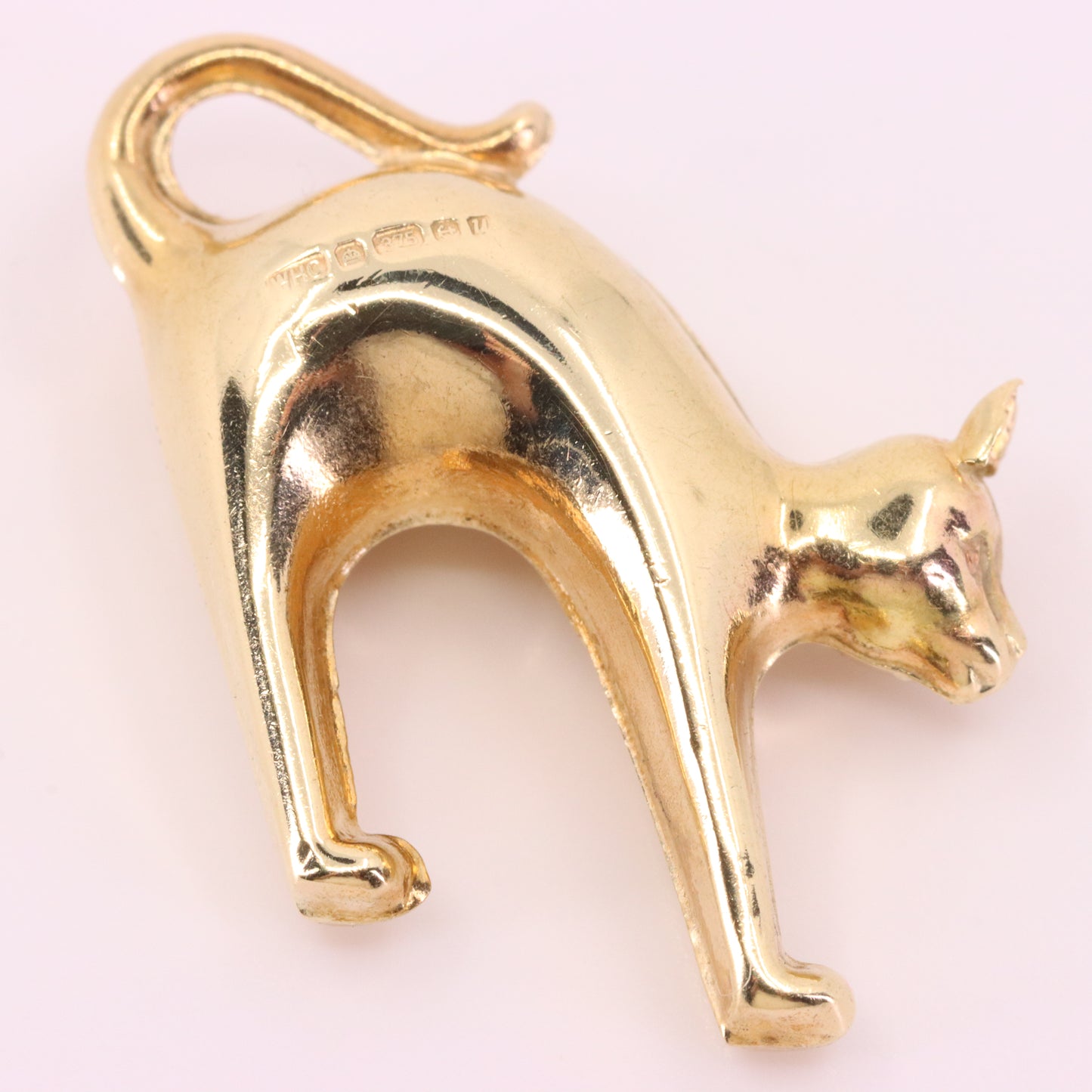 Vintage 9ct Hallmarked Yellow Gold Scaredy Cat Pendant Arched Back Animal Charm
