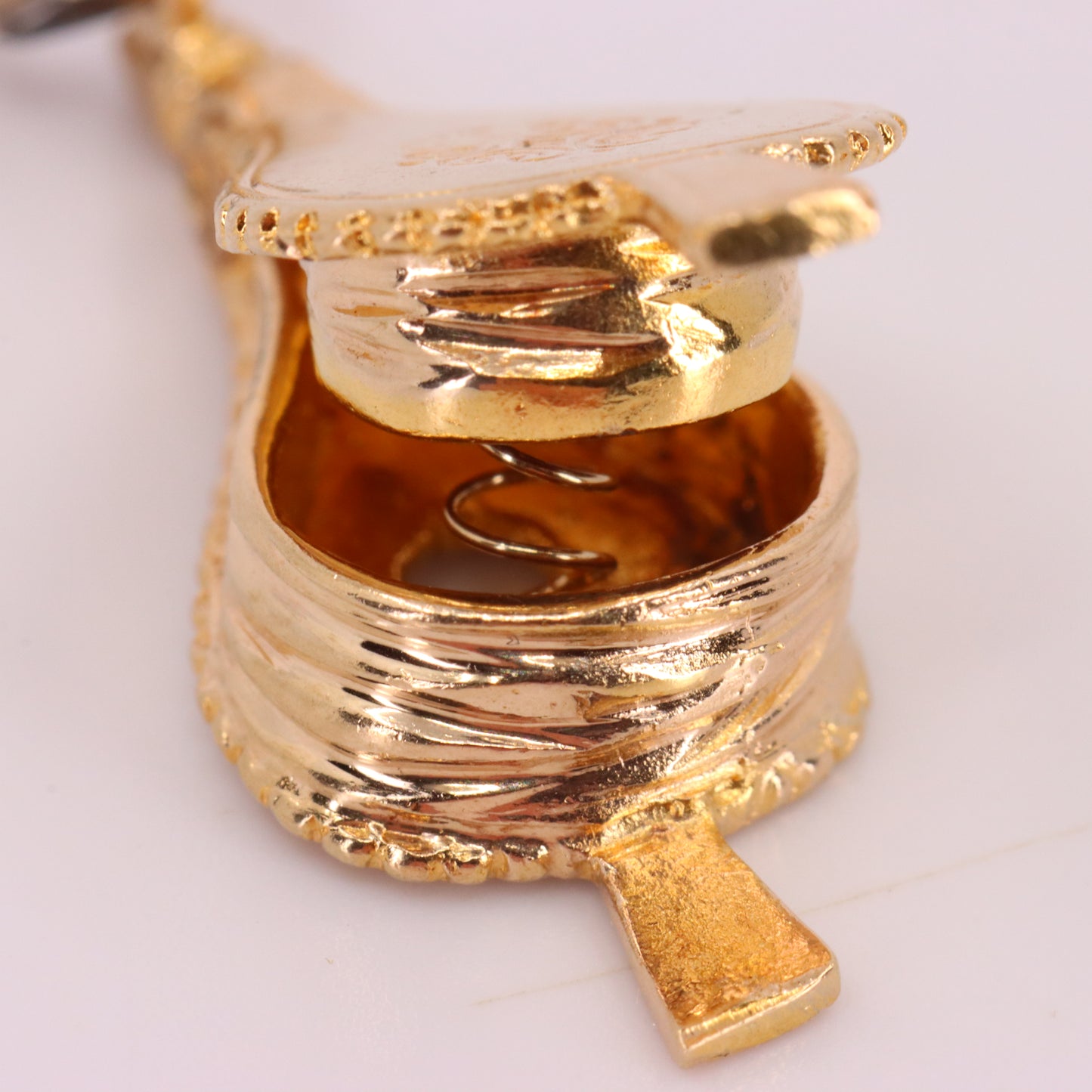 Vintage 9ct Hallmarked Gold Bellows Charm Pendant Moving Fireplace Tool Charm
