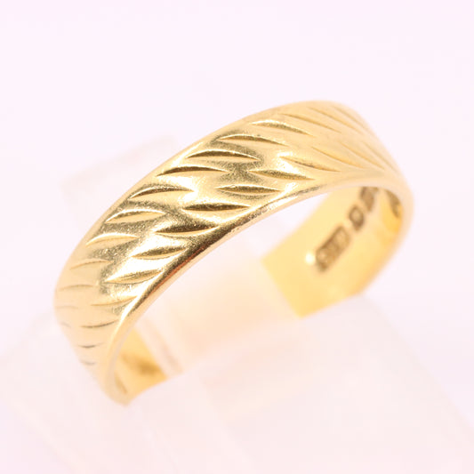 Vintage 18ct Hallmarked Gold "Lucky" Engraved Ring Wedding Band UK Size K Boxed