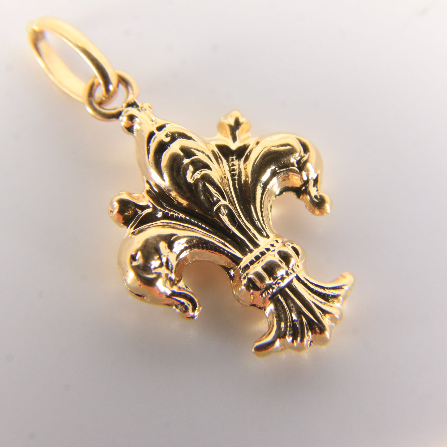 Vintage 18k Yellow Gold Fleur De Lis Charm Pendant French Royal Flower Heraldic