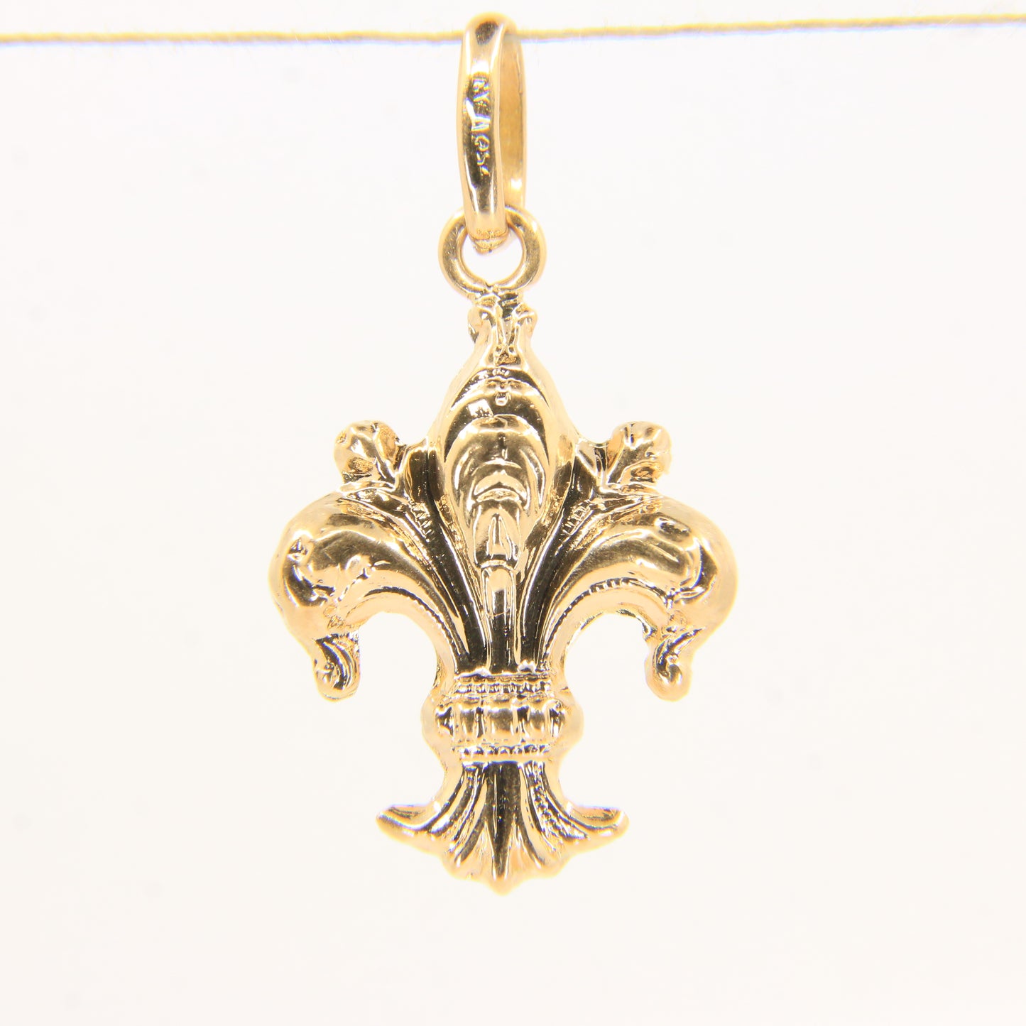 Vintage 18k Yellow Gold Fleur De Lis Charm Pendant French Royal Flower Heraldic