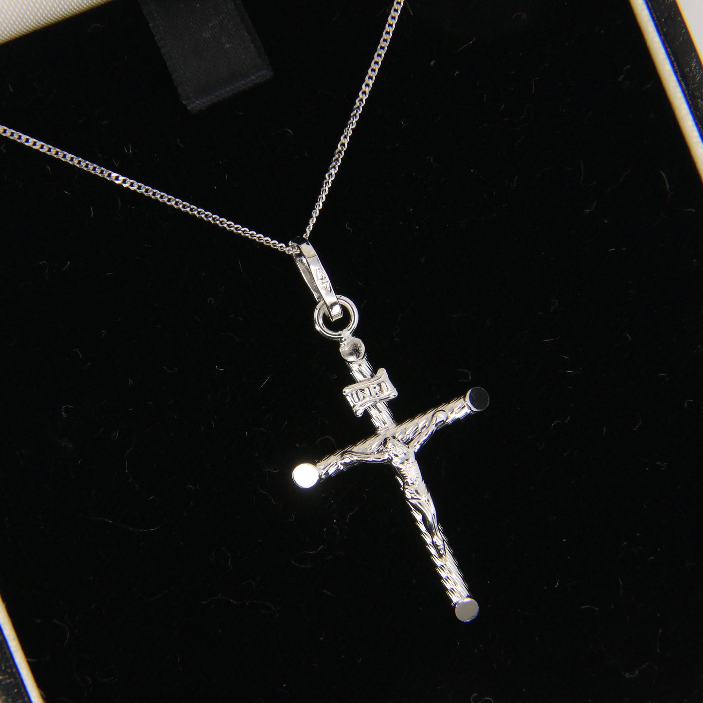 Vintage 9ct White Gold 18 Inch Curb Chain Crucifix INRI Cross Pendant Boxed Gift