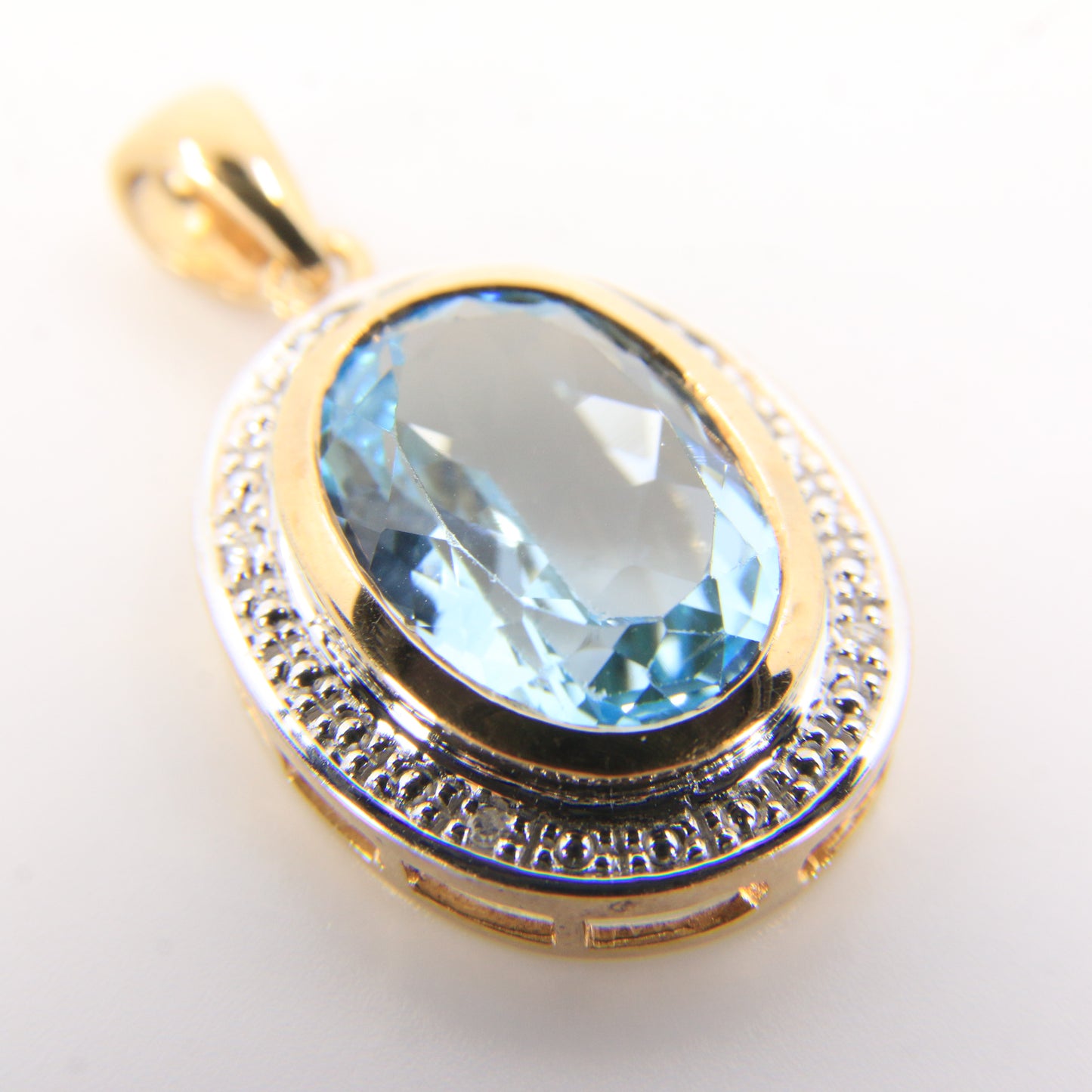 Vintage 9ct Hallmarked Gold Aquamarine & Diamond Set Oval Pendant