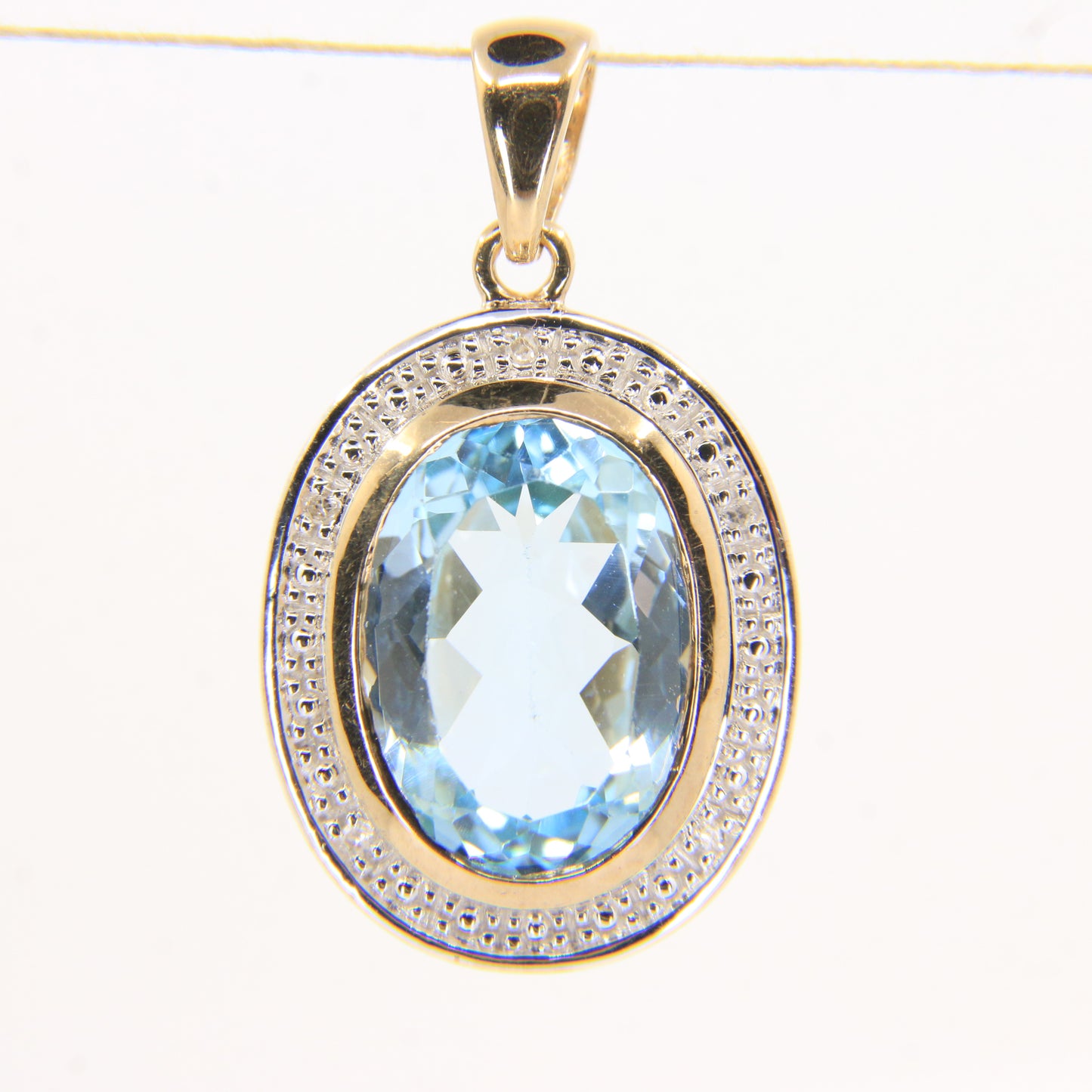 Vintage 9ct Hallmarked Gold Aquamarine & Diamond Set Oval Pendant