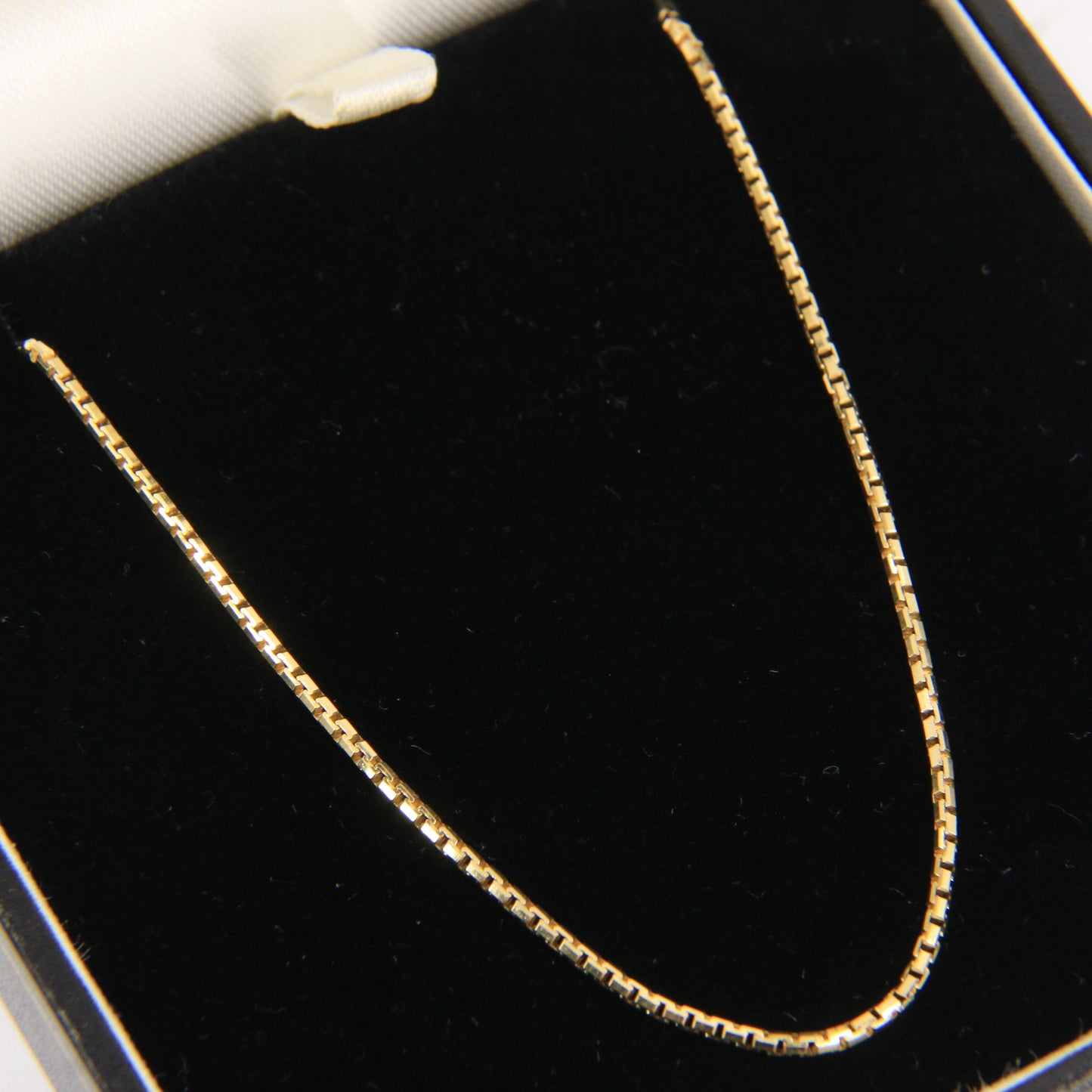 Vintage 18k Yellow Gold Unoaerre Box Chain Necklace 27 Inch 1.3mm Boxed Gift