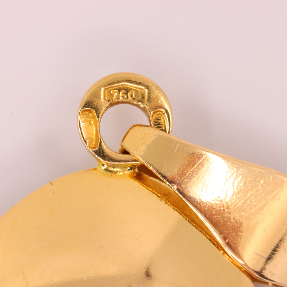 Vintage 18ct Yellow Gold Unoerre Virgin Mary Madonna Religious Pendant Italian