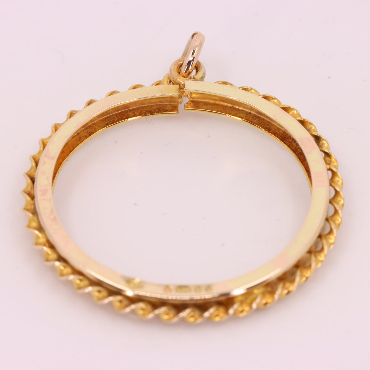 Vintage 9ct Yellow Gold Hallmarked Full Sovereign Coin Frame Display Pendant