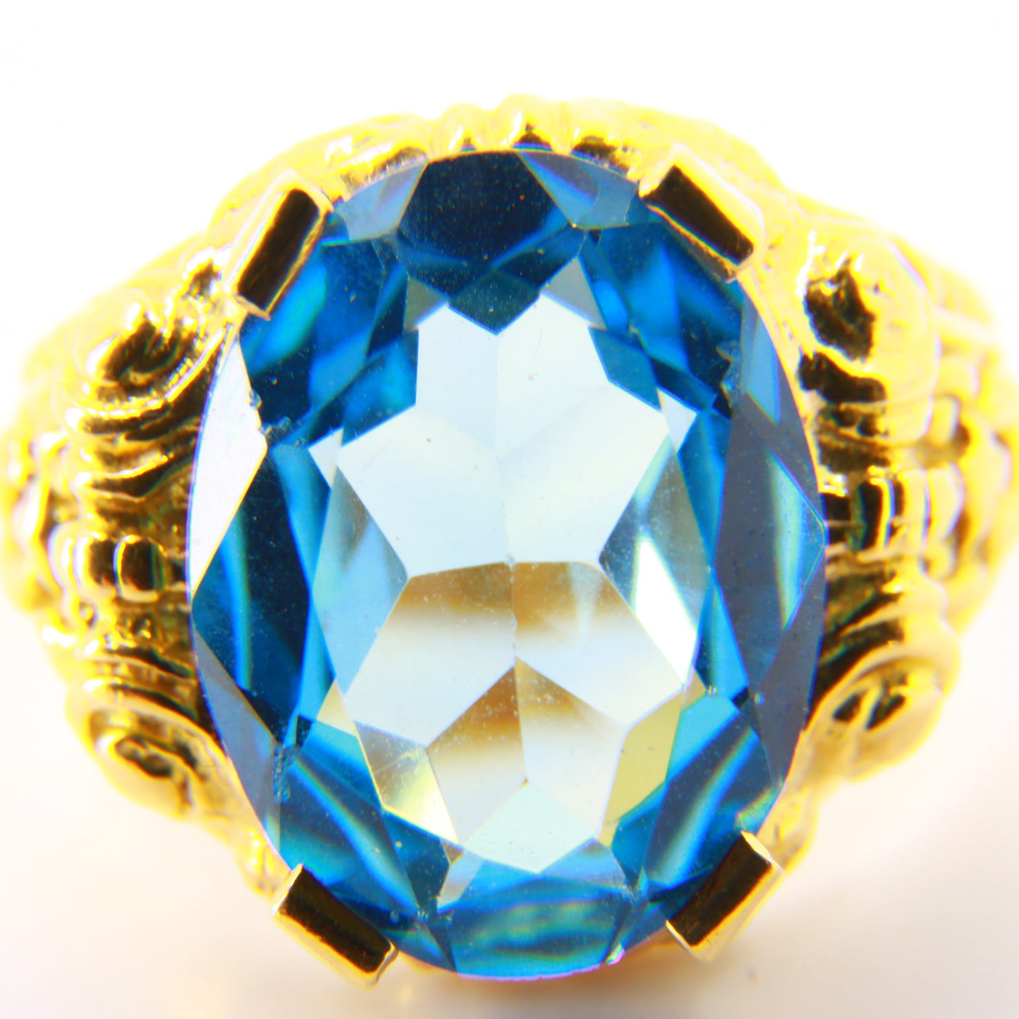 Vintage 18 Carat Gold Aquamarine Dress Ring Boxed