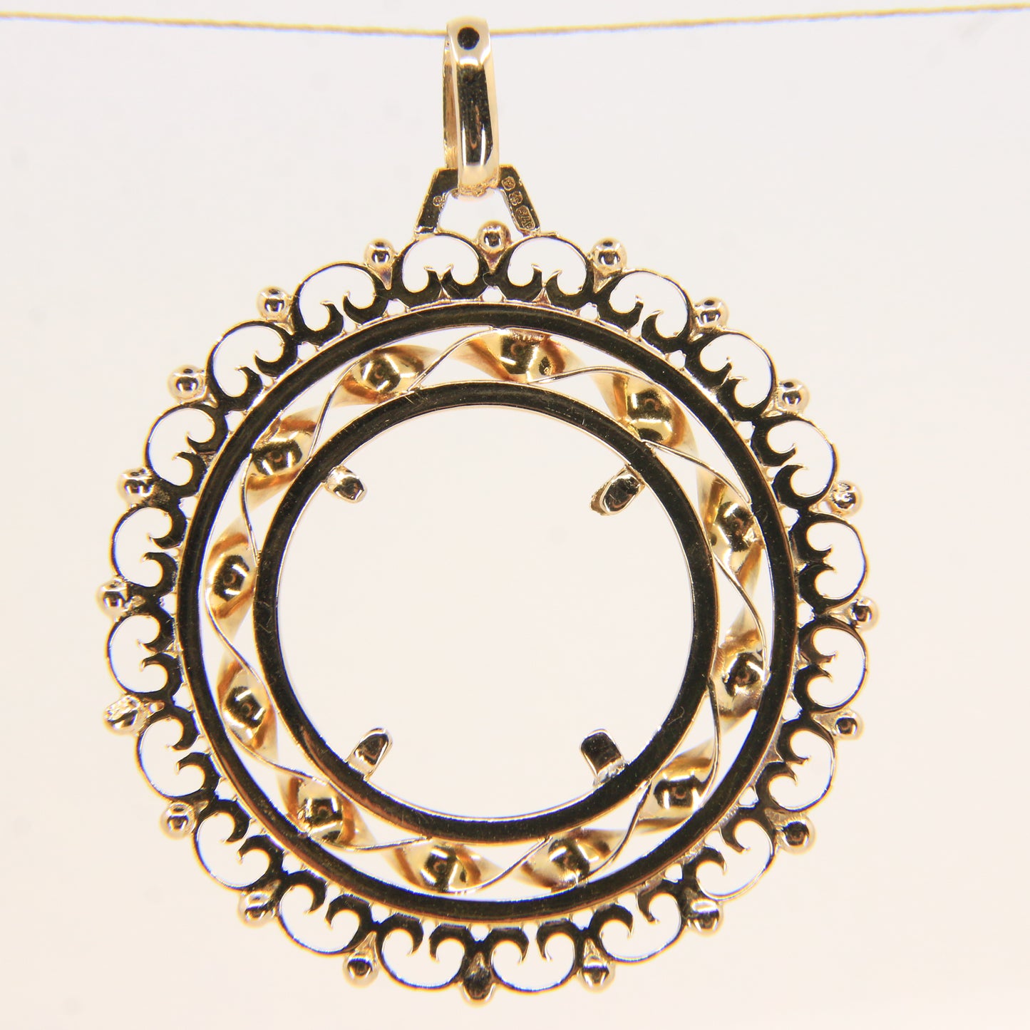 Vintage 9ct Hallmarked Gold Ornate Full Sovereign Display Pendant