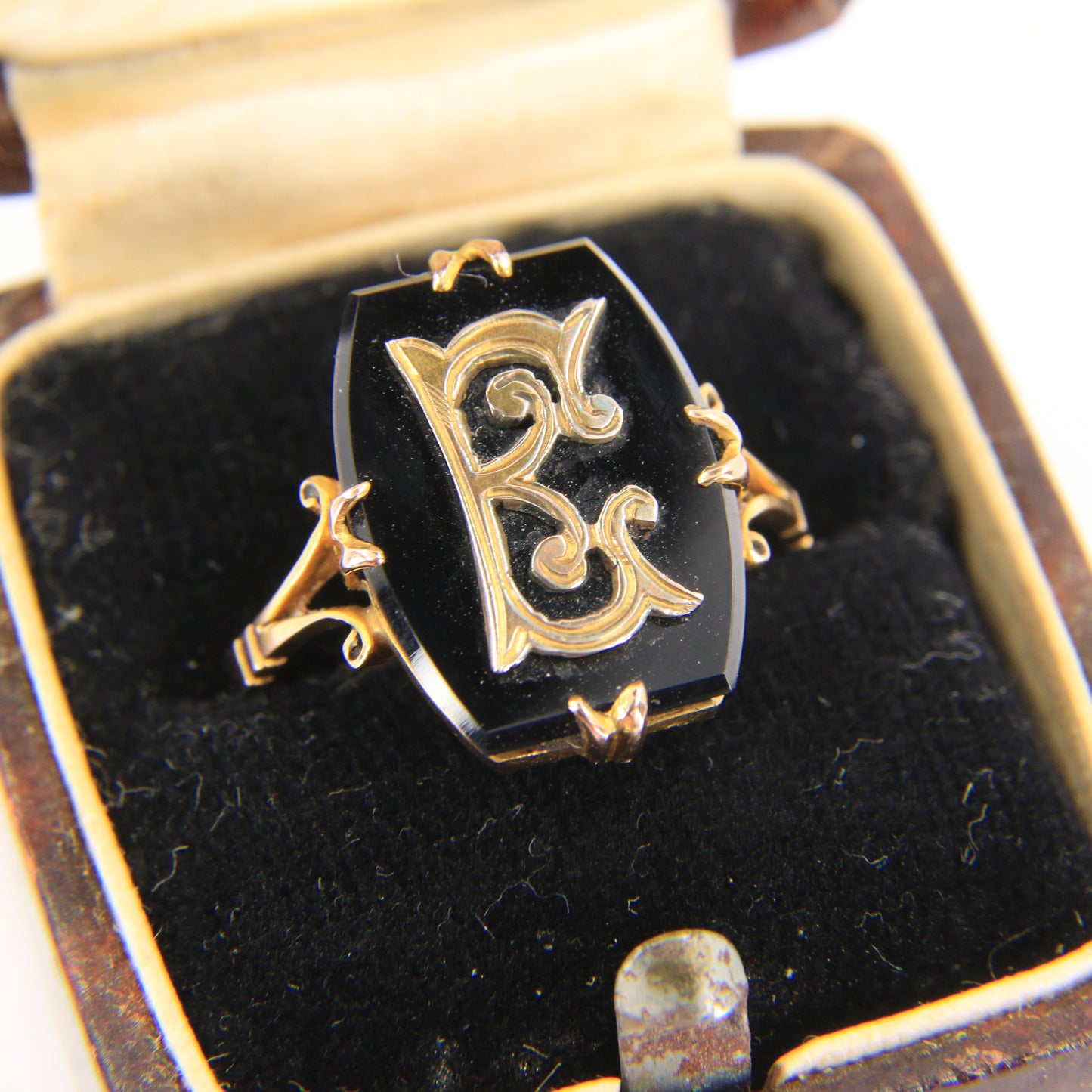 Antique 9ct Hallmarked Yellow Gold Onyx Victorian E Mourning Ring UK Size O 1/2 Boxed