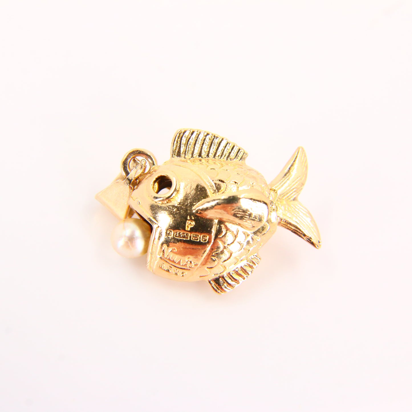 Vintage 9ct Feeding Fish Charm Moving Tail Pearl in Mouth Hallmarked Yellow Gold Pendant