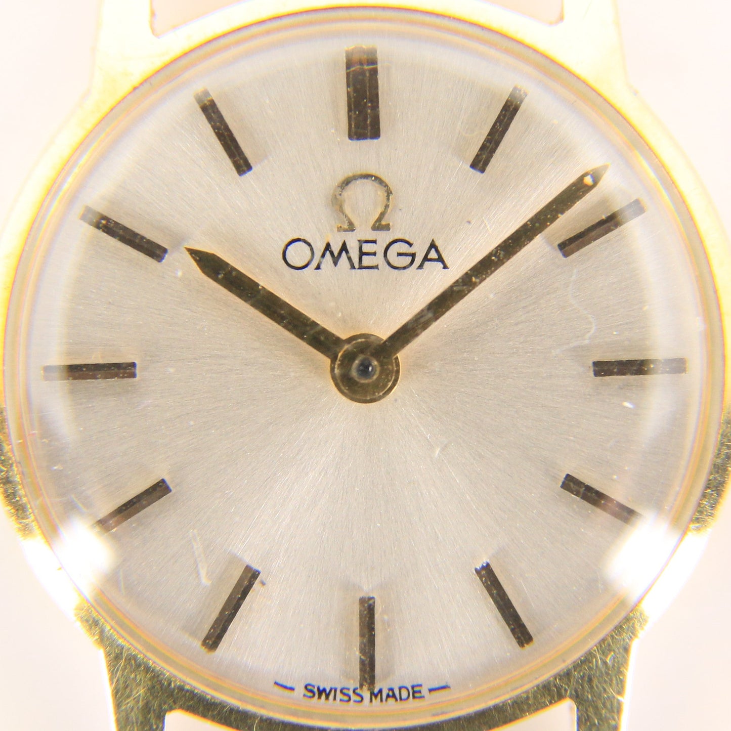 Vintage 18ct Hallmarked Gold Omega Ladies Watch Head 19mm Swiss 17 Jewel Manual Wind