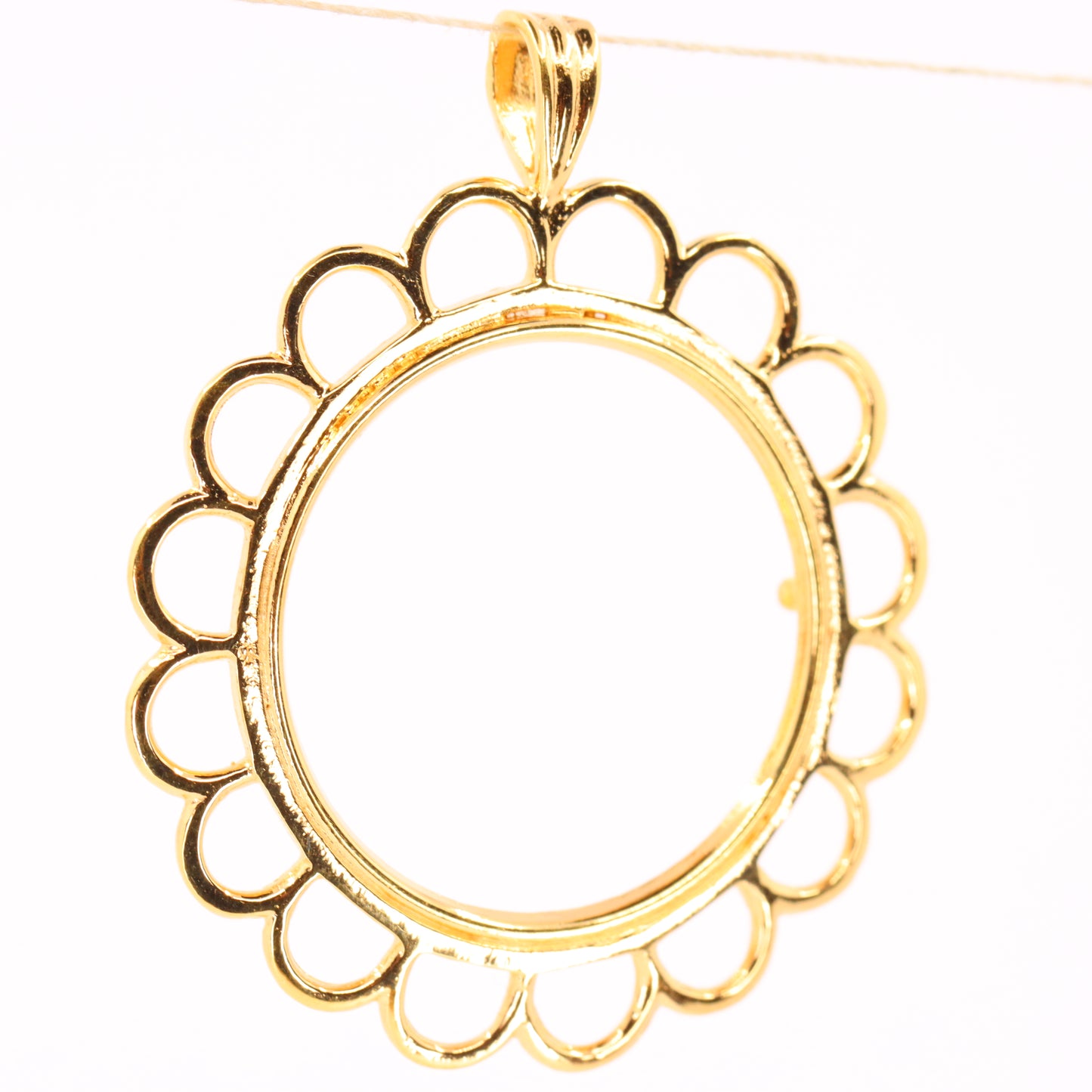 Vintage 9ct Hallmarked Gold Full Sovereign Coin Mount Pendant Display Frame