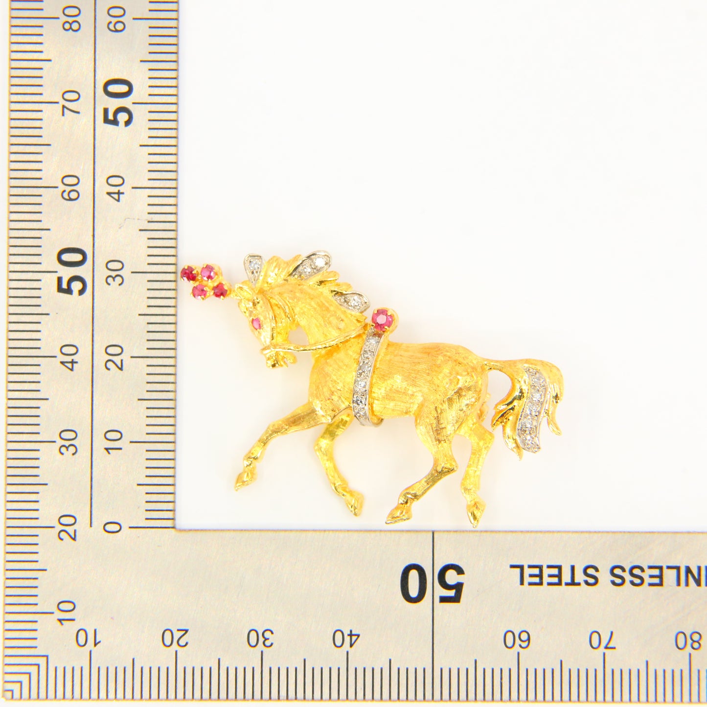 1969 Ben Rosenfeld Diamant- und Rubin-Pferdebrosche aus 18 Karat Gelbgold mit Punze